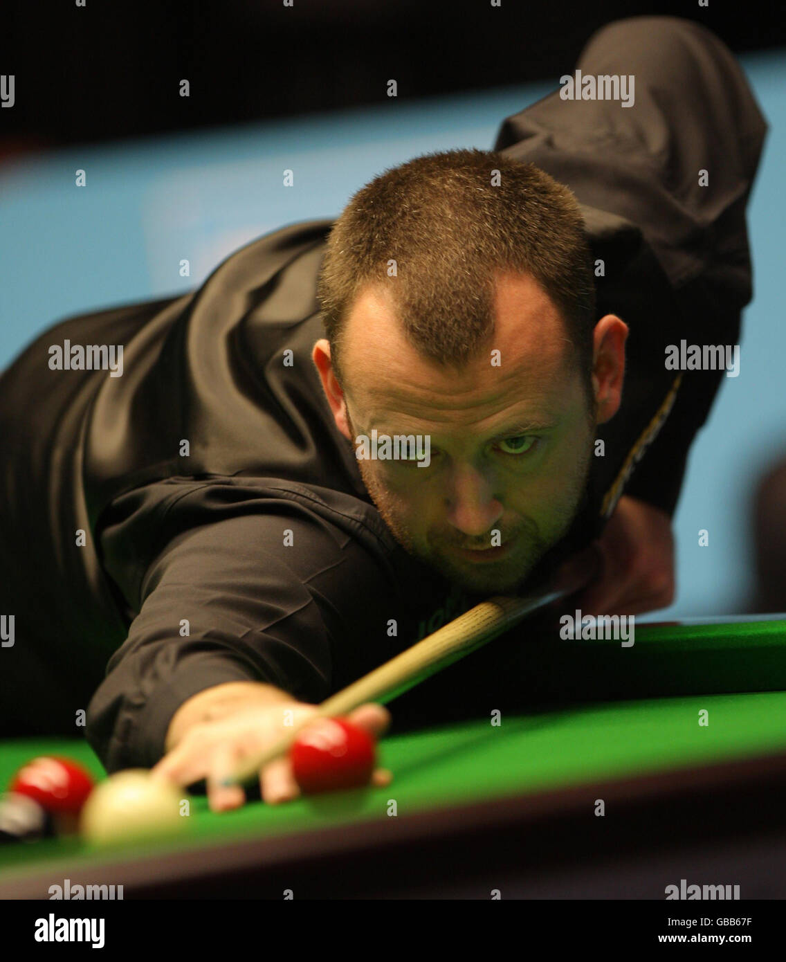 Mark Williams dans son quart de finale de match pendant le championnat britannique de Maplin au Centre international de Telford. Banque D'Images