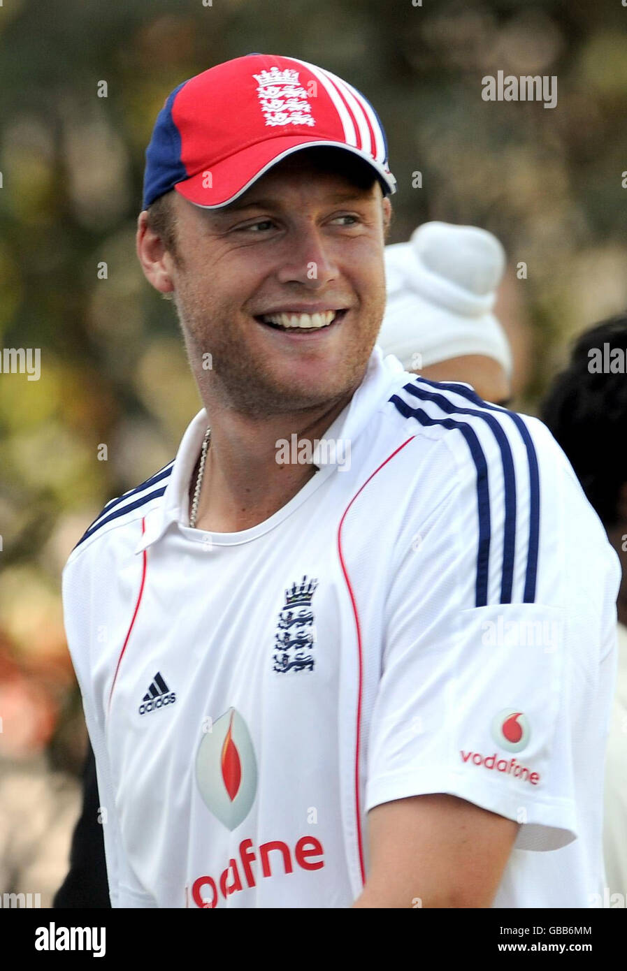 Andrew Flintooff sourit lors de la deuxième séance d'entraînement en Angleterre au stade de l'Association de cricket du Punjab à Mohali, en Inde. Banque D'Images