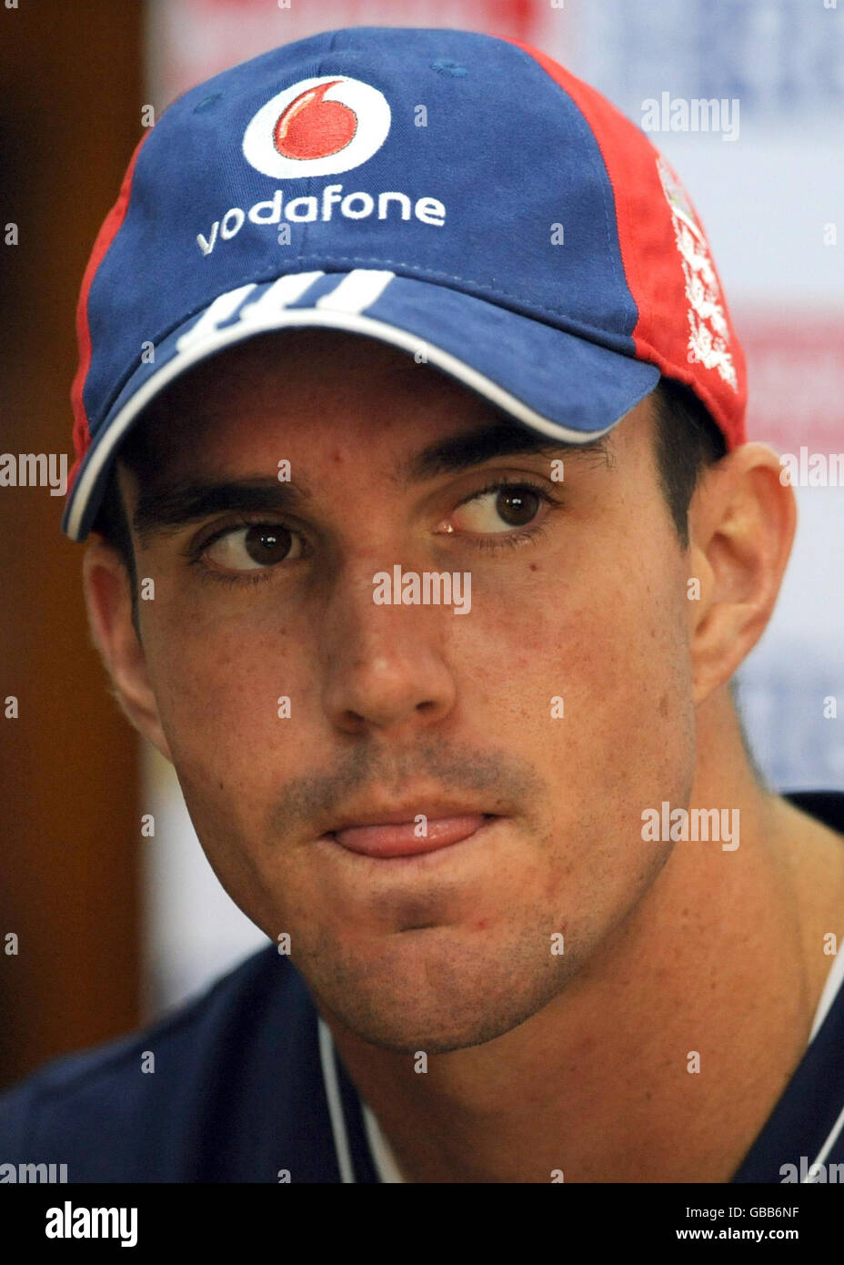 Kevin Pietersen parle aux médias à la suite de la deuxième session de l'Angleterre au Punjab Cricket Association Stadium, Mohali, Inde. Banque D'Images