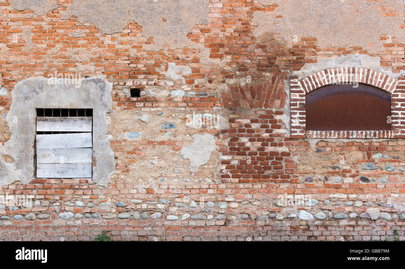 Mur de bâtiment abandonné avec de brique rouge et de l'embarqué-up Banque D'Images