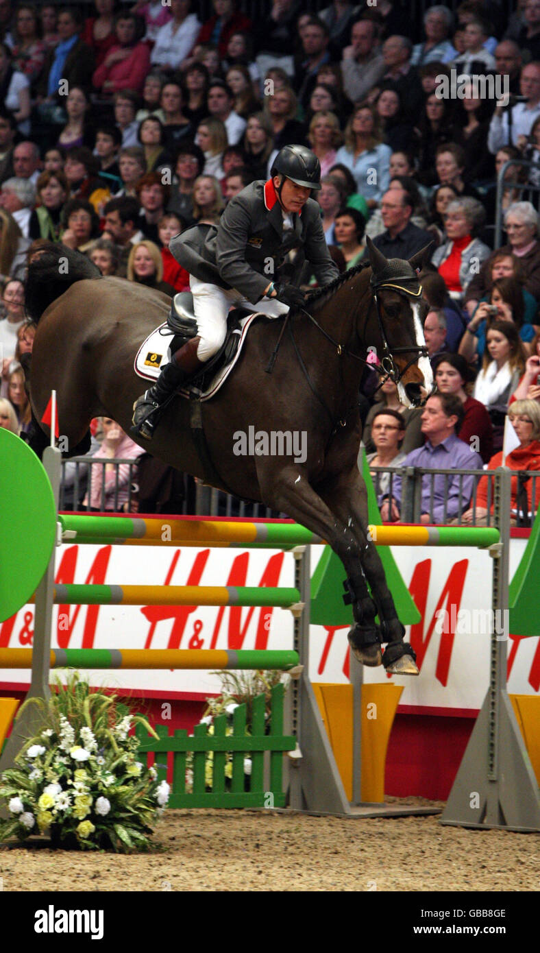 Le John Whitaker Riding Casino 43 de Grande-Bretagne arrive deuxième dans le qualifications de la coupe du monde de Rolex FEI lors du salon international du cheval de Londres à Olympia, Londres. Banque D'Images