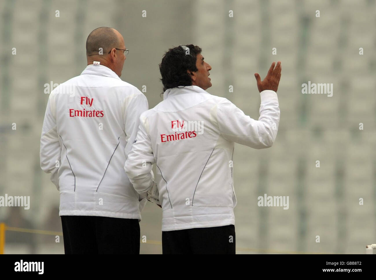 Les arbitres Daryl Harper et Asad Rauf vérifient la lumière car le brouillard retarde le début du jeu avant le quatrième jour du deuxième test au Punjab Cricket Association Stadium, Mohali, Inde. Banque D'Images