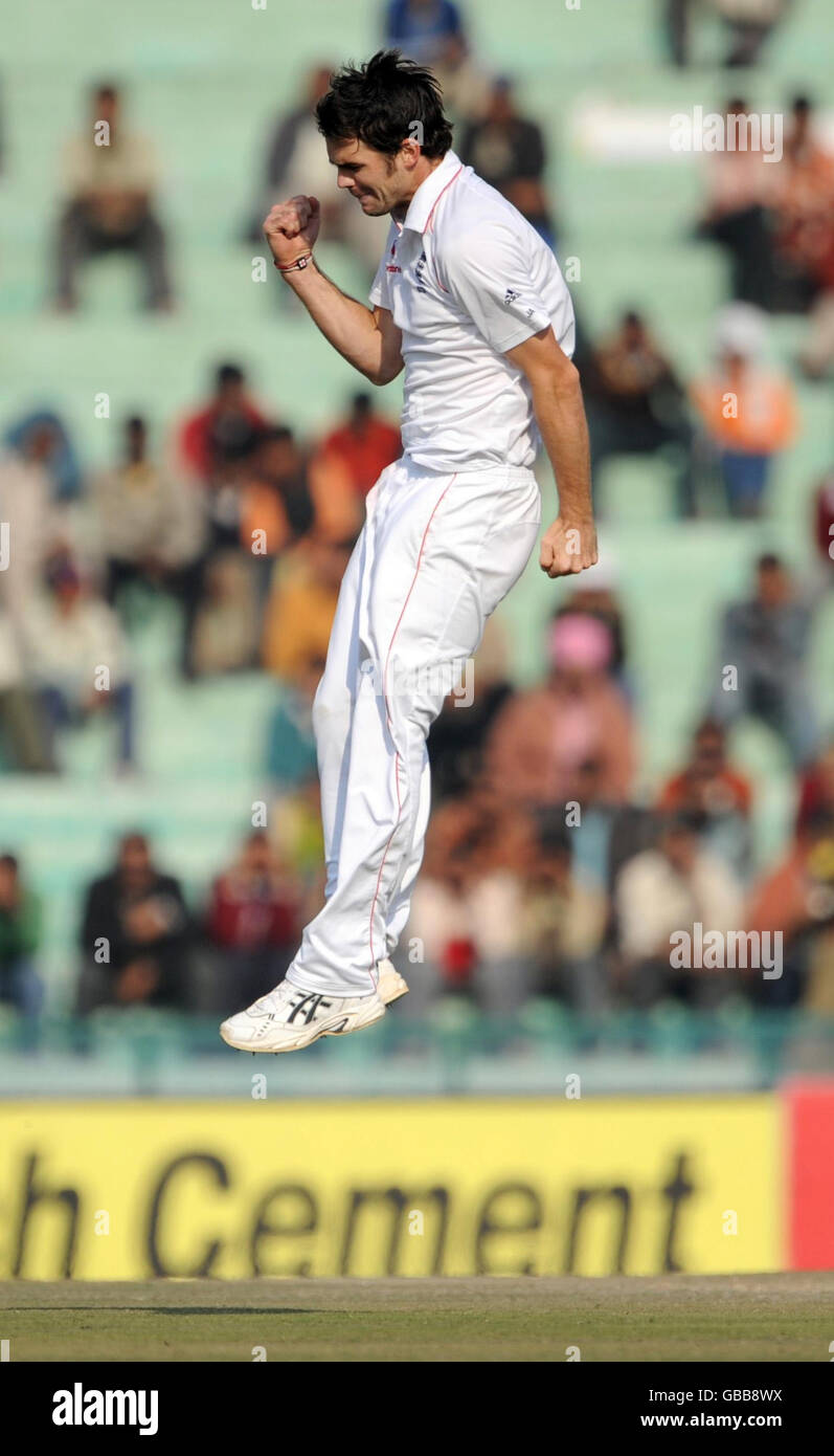 James Anderson célèbre en Angleterre après avoir pris le cricket de Sachin Tendulkar pour 5 pendant la quatrième journée du deuxième test au Punjab Cricket Association Stadium, Mohali, Inde. Banque D'Images