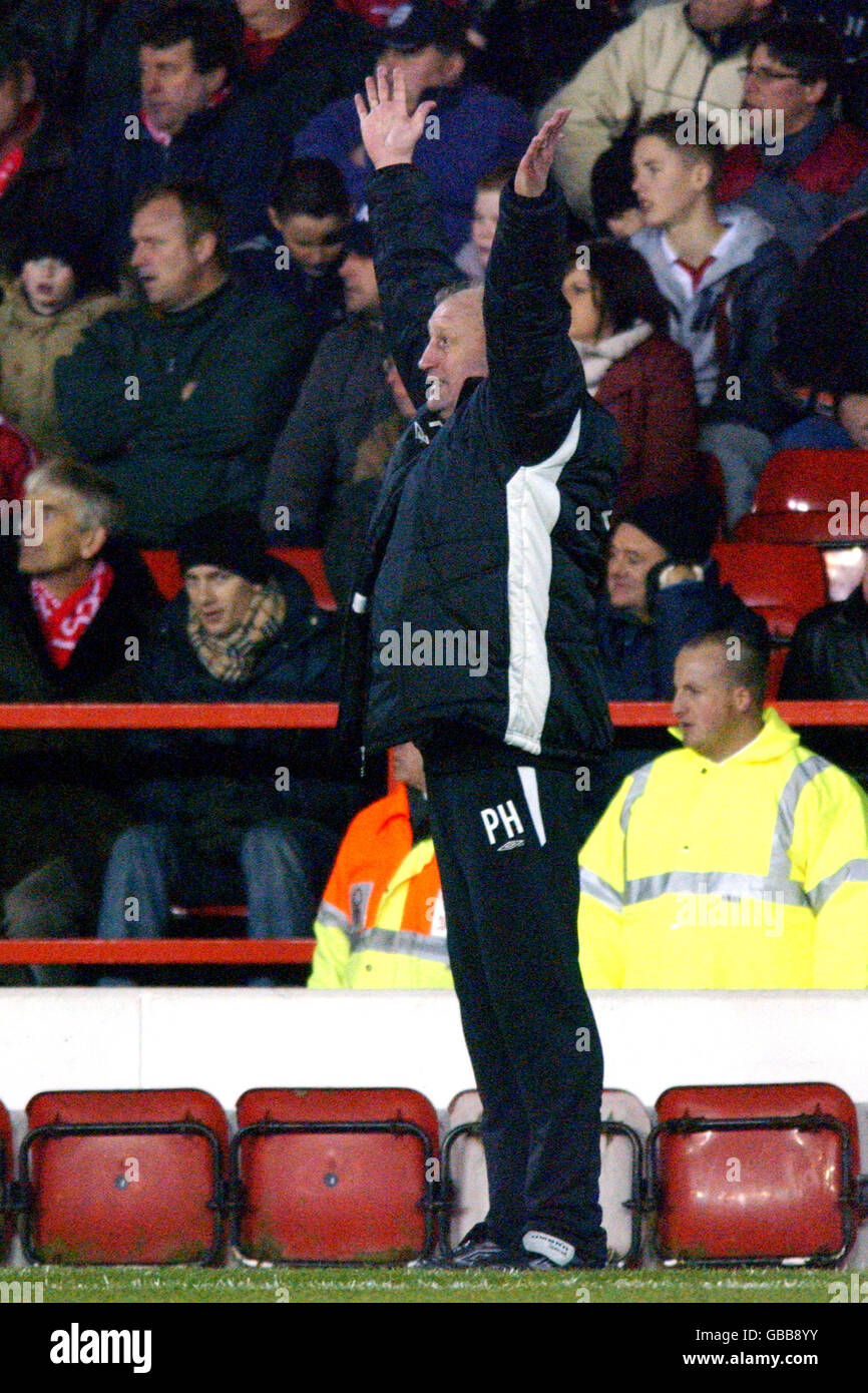 Football - AXA FA Cup - troisième tour - Nottingham Forest / West Bromwich Albion.Paul Hart, directeur de la forêt de Nottingham, exhorte son équipe contre West Bromwich Albion Banque D'Images