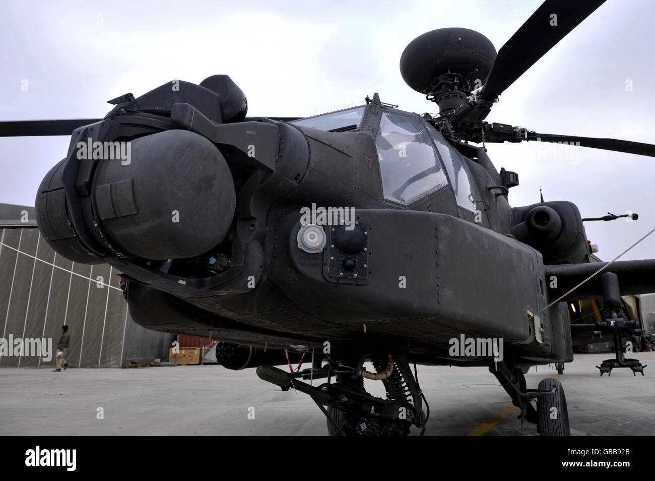 Un hélicoptère Apache repose sur la ligne de vol du 645 Squadron, Camp Bastion, province de Helmand, Afghanistan. Banque D'Images