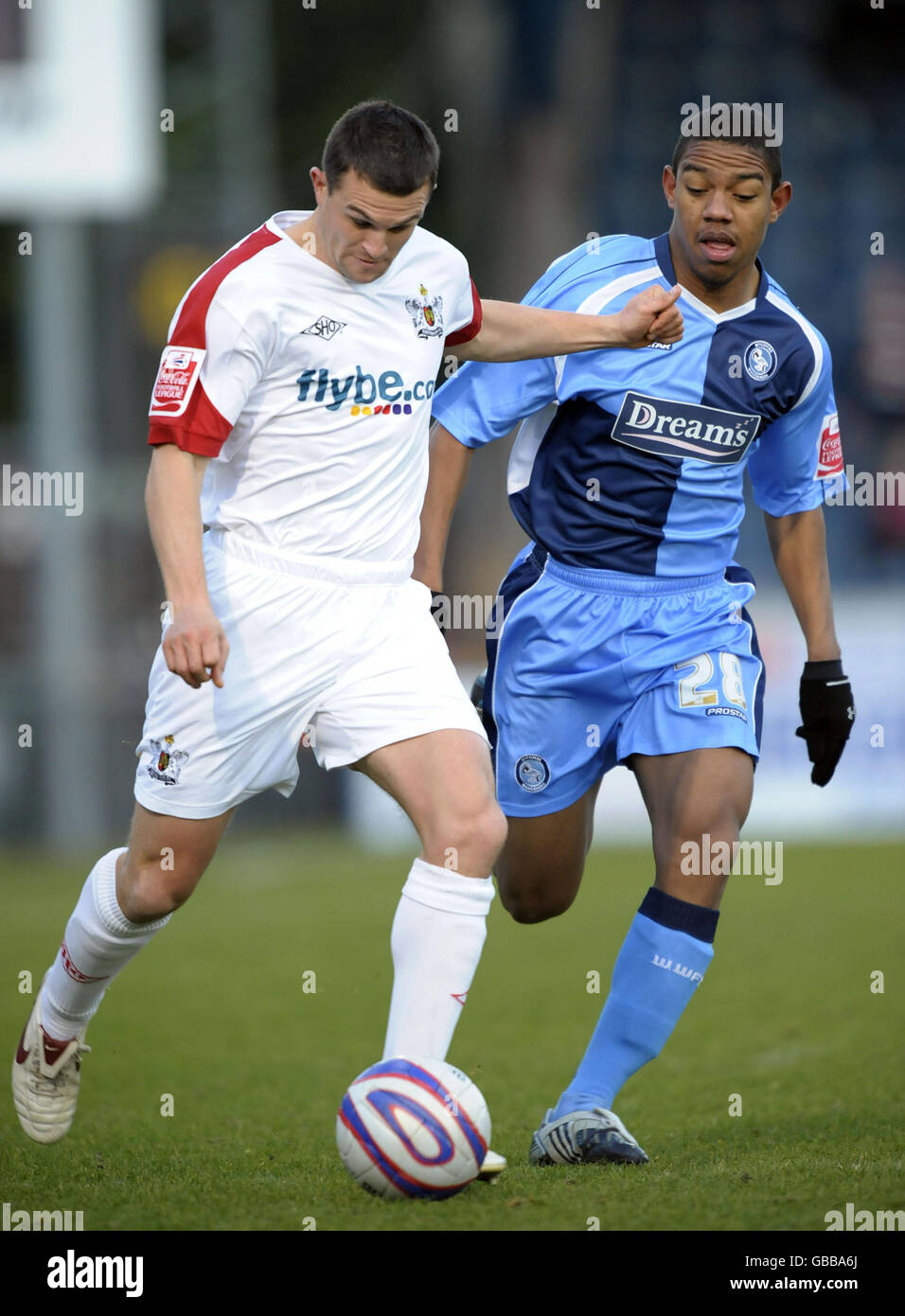 Football - Coca-Cola football League 2 - Wycombe Wanderers / Exeter City - Adams Park.Angelo Balanta de Wycombe et Steve Tully d'Exeter en action lors du match de la ligue Coca-Cola 2 à Adams Park, High Wycombe. Banque D'Images