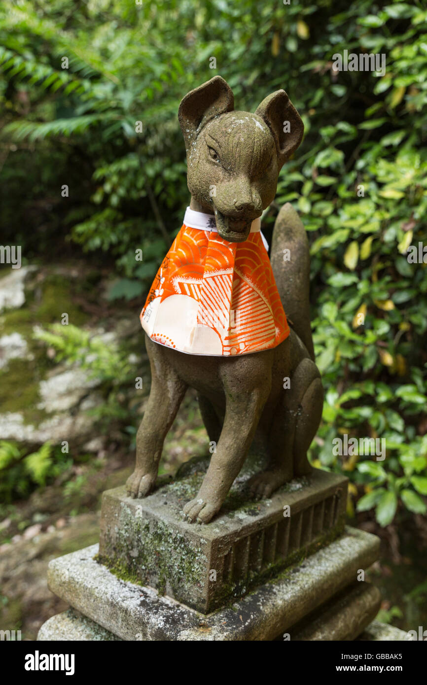 L'une des nombreuses statues de pierre représentant un fox à la Fushimi Inari shrine in Kyoto, Japon Banque D'Images