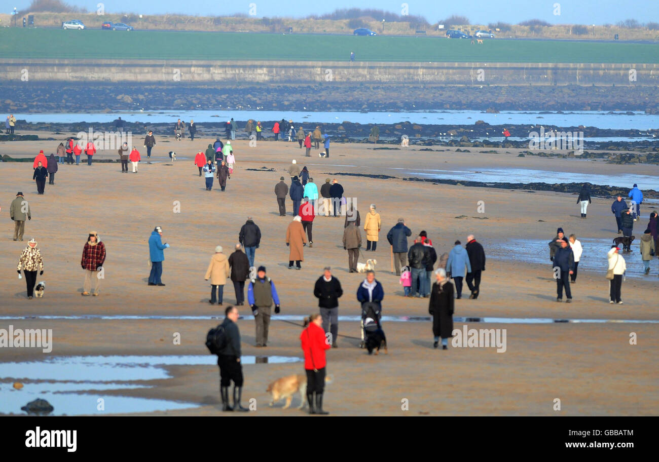 Célébrations du nouvel an.Les amateurs de plage brave les températures glaciales à Whitley Bay, dans le Northumberland. Banque D'Images