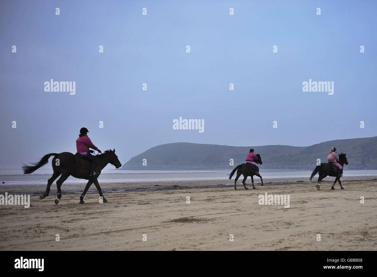 AUTRE RÉCOLTE. Les cavaliers brave le temps froid glacial et vont faire une promenade le long de la plage à Breen, Somerset. Banque D'Images