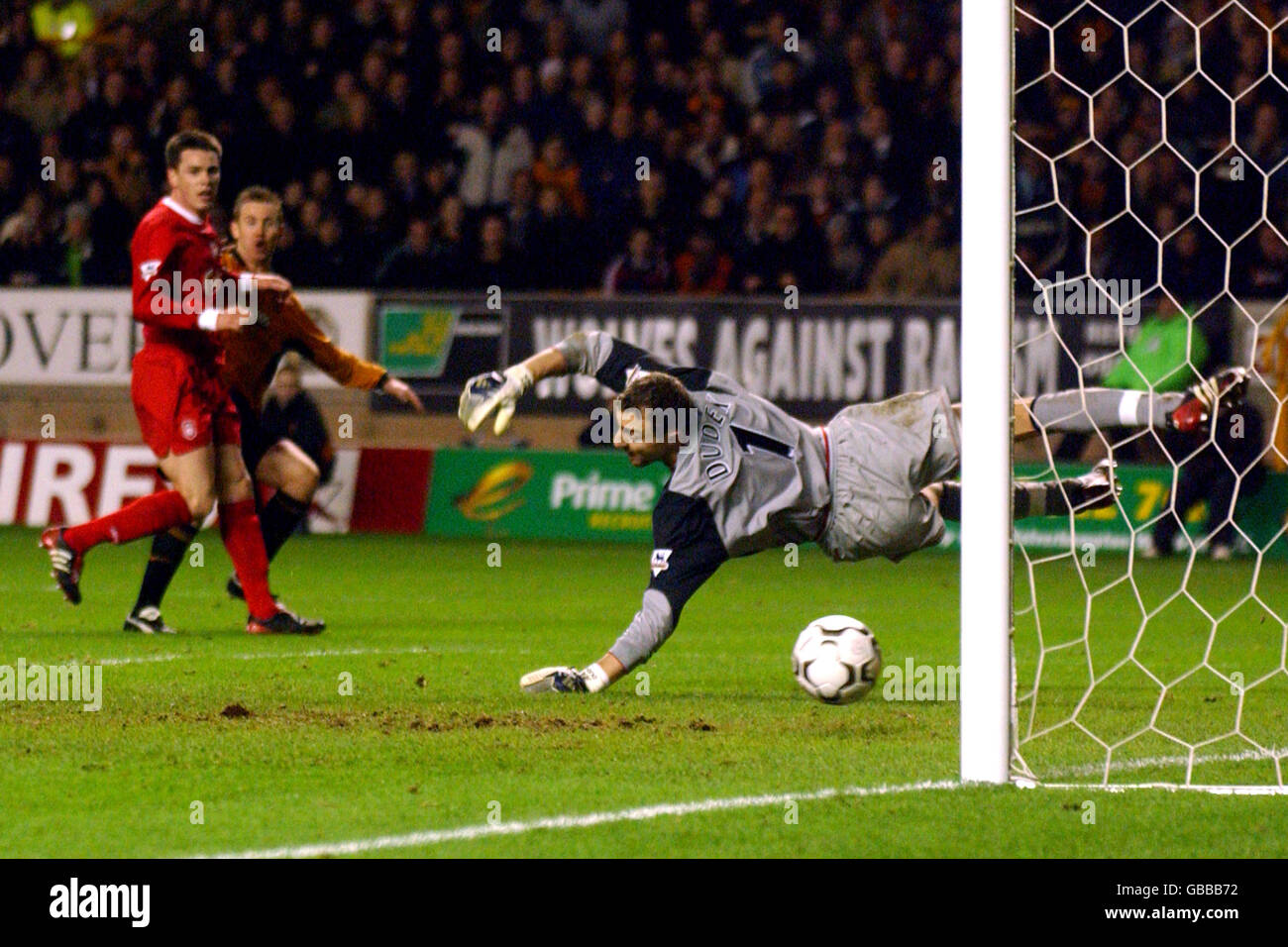 Soccer - FA Barclaycard Premiership - Wolverhampton Wanderers / Liverpool.Kenny Miller (2e l) de Wolverhampton Wanderers passe le ballon devant le gardien de but de Liverpool Jerzy Dudek pour le but égalisateur Banque D'Images