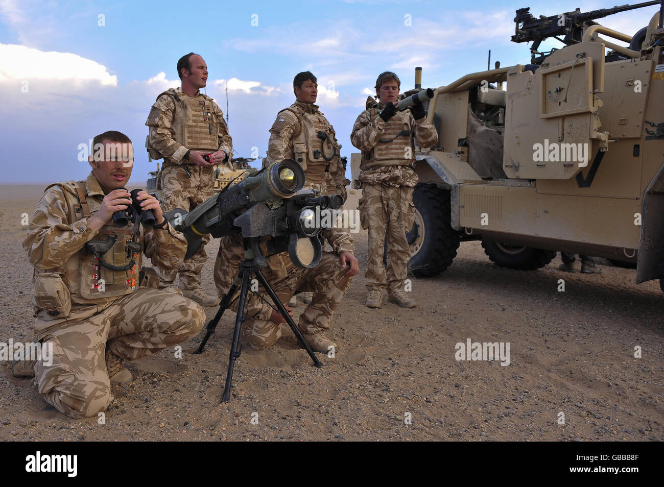 Les troupes du 1er les gardes dragons du Queens préparent un système de missiles Javelin en prévision de la localisation positive des forces ennemies dans une lutte contre le feu entre les Taliban et l'Armée nationale afghane dans la région de Nawa dans la province d'Helmand, près du désert oriental. Banque D'Images