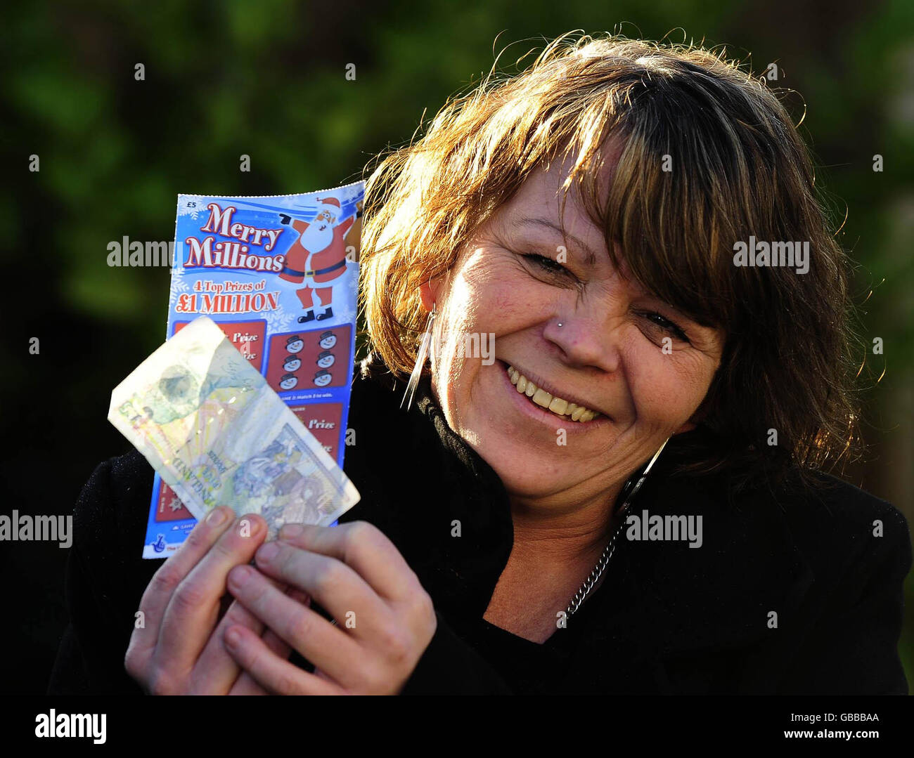 Maria Murray, 41 ans, d'Avonmouth, Bristol, célèbre sa victoire d'un million de livres de cartes à gratter lors d'une cérémonie de présentation près de Doncaster. Banque D'Images