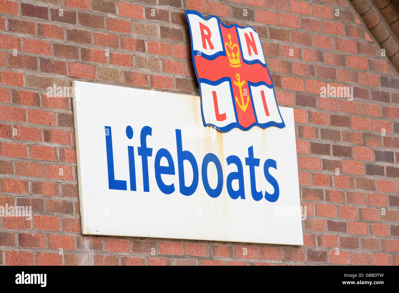 Bateaux de sauvetage de la RNLI signe sur le mur de la station de sauvetage sur le front de mer de Blackpool, lancashire, uk Banque D'Images