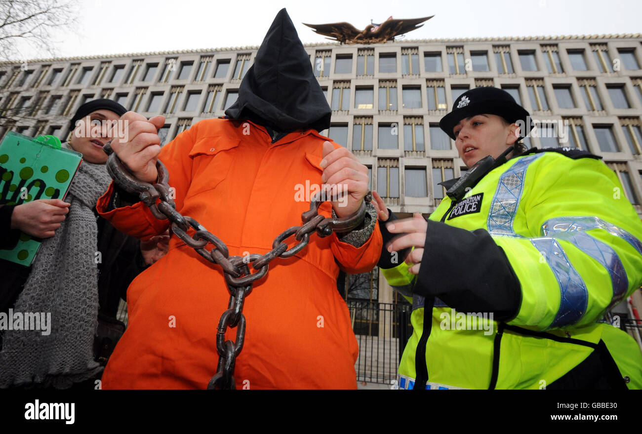 Les manifestants britanniques contre le centre de détention américain de la baie de Guantanamo à Cuba manifestent devant l'ambassade des États-Unis sur la place Grosvenor à Londres. Banque D'Images