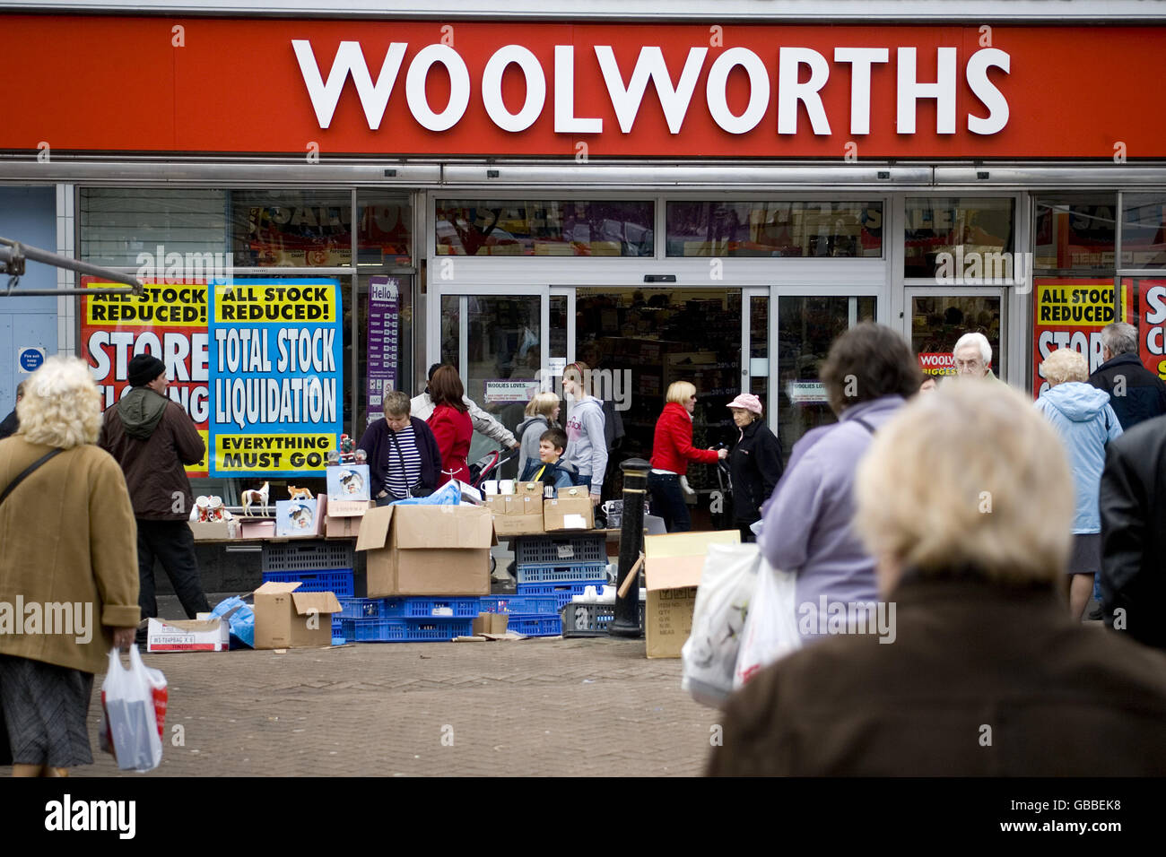 Vue générale de l'avant d'un magasin Woolworths à Newcastle-Under-Lyme, peu avant la fermeture. High Street, Newcastle, Staffordshire. ST5 1QF Banque D'Images