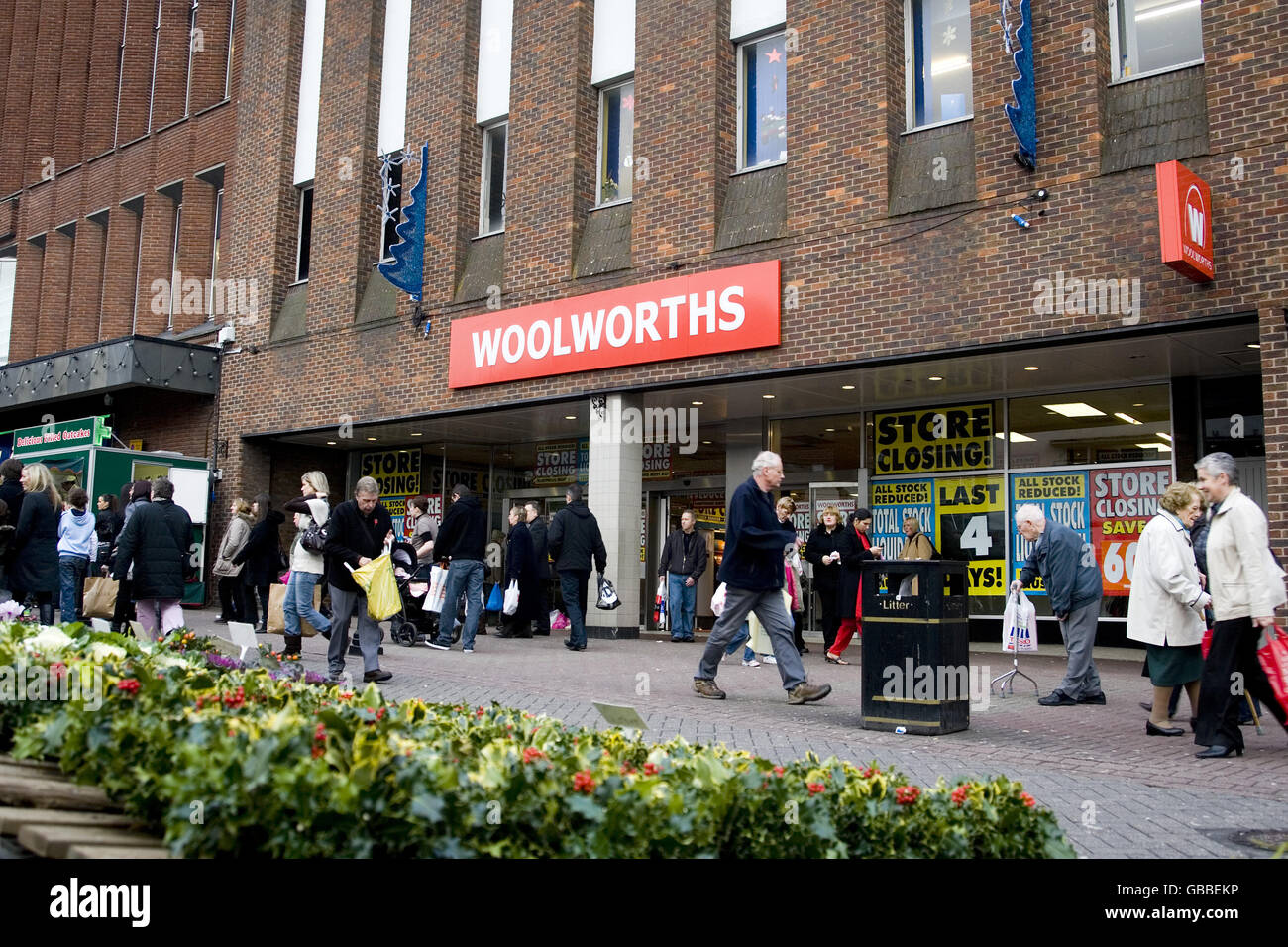Vue générale de l'avant d'un magasin Woolworths à Hanley, Stoke-on-Trent, peu avant la fermeture. 7-9 marché supérieur Sq Stoke-on-Trent, ST1 1PY Banque D'Images