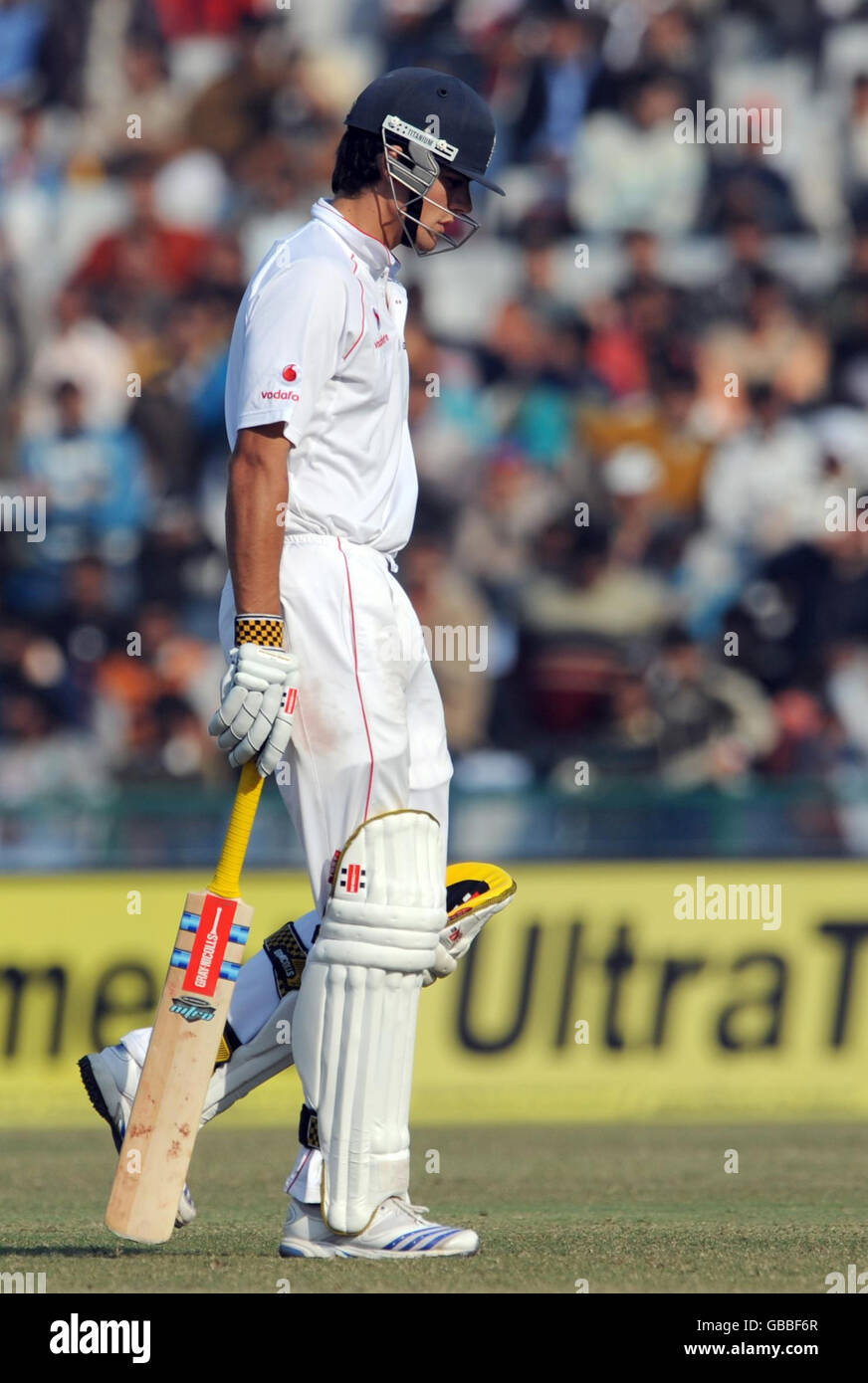 Alastair Cook quitte le terrain après avoir été pris par VVS Laxman du bowling d'Ishant Sharma pendant 10 au cours de la cinquième journée du deuxième test au Punjab Cricket Association Stadium, Mohali, Inde. Banque D'Images