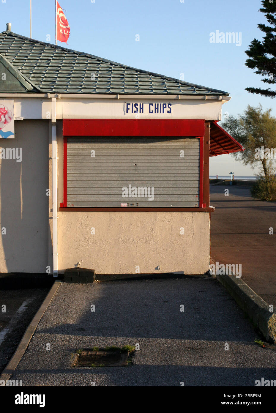 STOCK saisonnier hiver pourriture urbaine.Vue générale sur un kiosque de restauration sur le front de mer de Southend, fermé en hiver. Banque D'Images