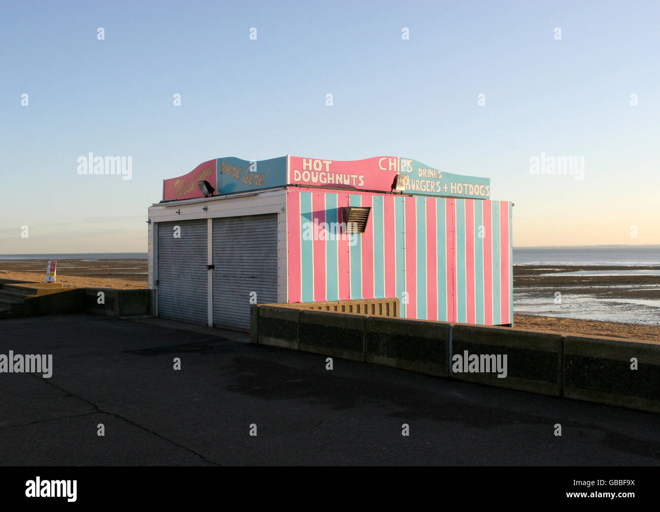 Vue générale sur un kiosque de restauration sur le front de mer de Southend, fermé en hiver. Banque D'Images