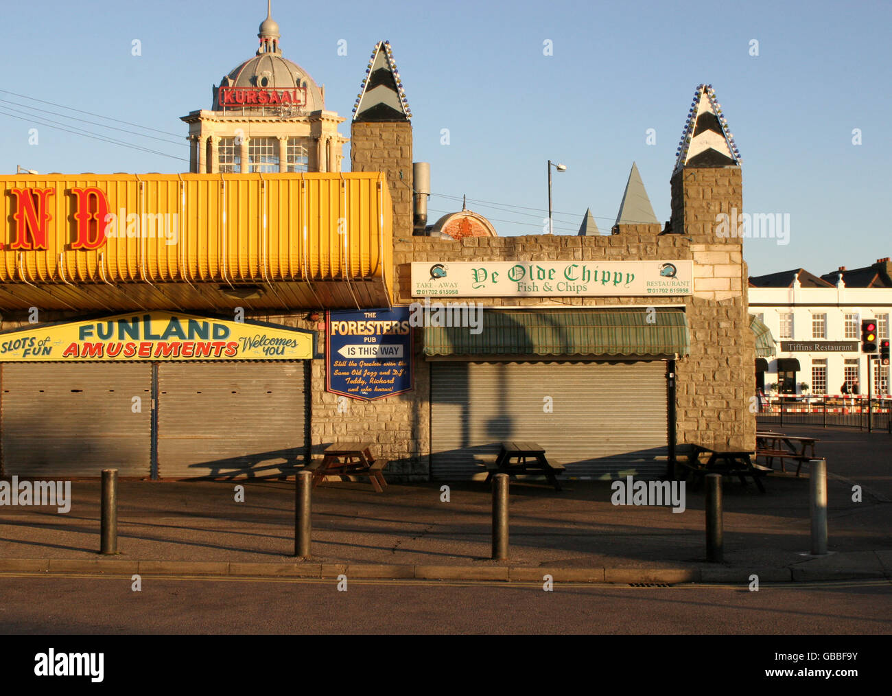 Vue générale sur un kiosque à nourriture et une salle de jeux d'arcade sur le front de mer de Southend qui sont fermés pendant la saison d'hiver. Banque D'Images