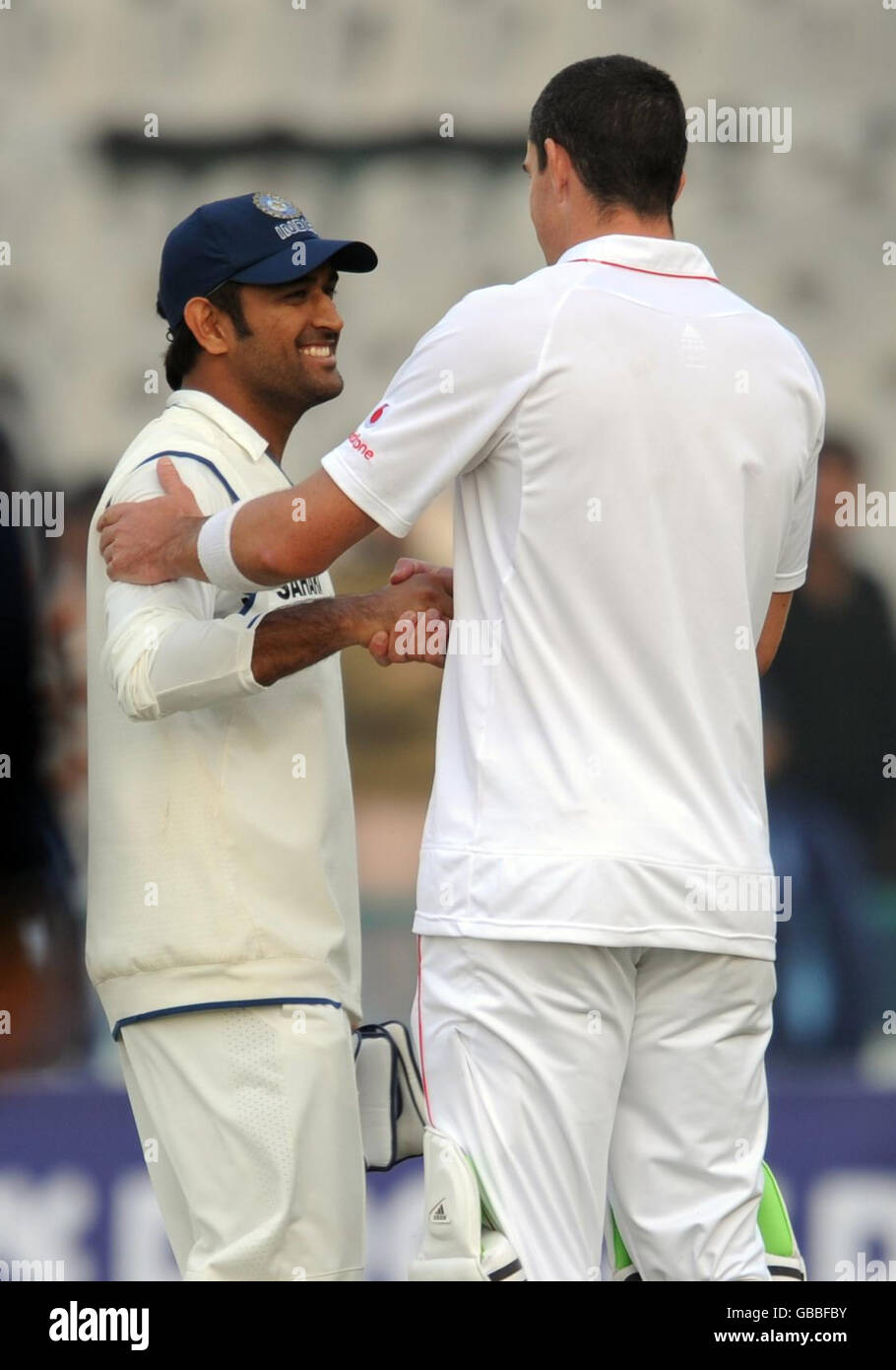 Mme Dhoni parle avec Kevin Pietersen alors que les joueurs quittent le terrain après la clôture du match le cinquième jour du deuxième test au Punjab Cricket Association Stadium, Mohali, Inde. Banque D'Images