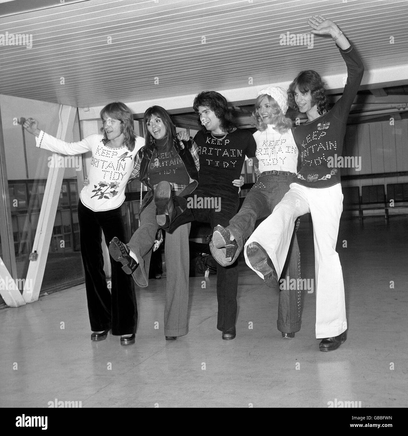 De retour de leur tournée de cinq mois en Amérique, les New Seekers pensaient déjà à la Grande-Bretagne et à l'environnement en portant des t-shirts avec le message "Keep Britain Tidy".De gauche à droite, Peter Doyle, Eve Graham, Marty Kristian, Lyn Paul et Paul Layton. Banque D'Images
