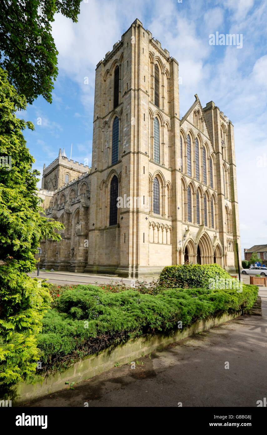 L'avant de l'ouest, la cathédrale de Ripon Ripon, North Yorkshire, England, UK Banque D'Images