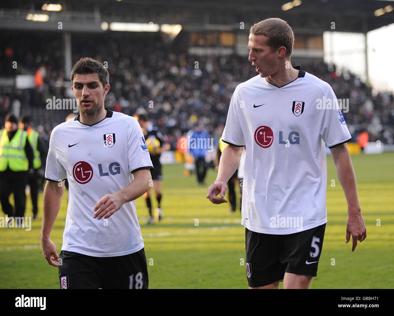 Football - Barclays Premier League - Fulham / Chelsea - Craven Cottage.Brede Hangeland (r) de Fulham discute avec le coéquipier Aaron Hughes alors qu'ils quittent le terrain à mi-temps Banque D'Images