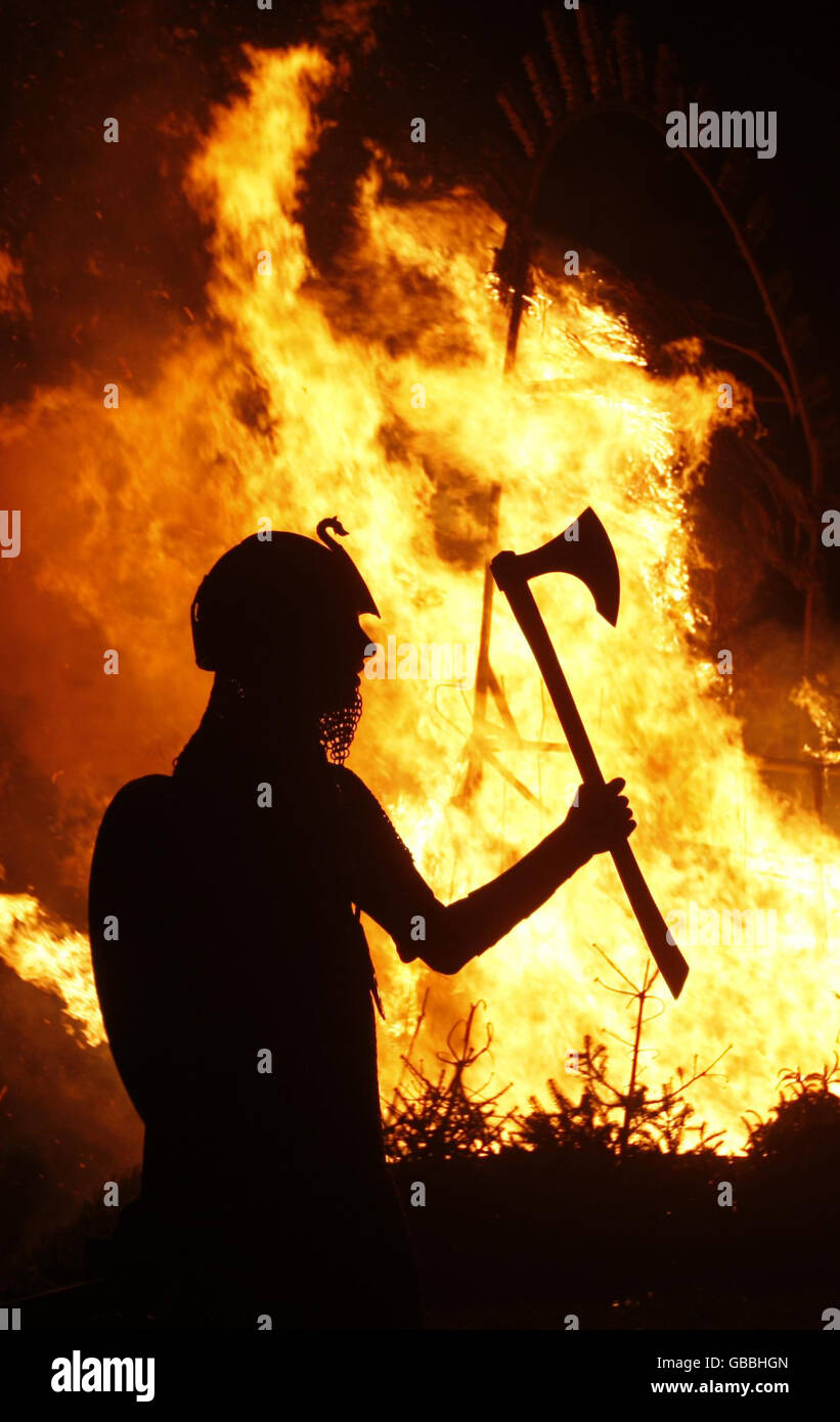 Vikings à côté d'un feu de joie sur Carlton Hill pendant le défilé de flambeaux dans le cadre des célébrations de Hogmanay à Édimbourg. Banque D'Images