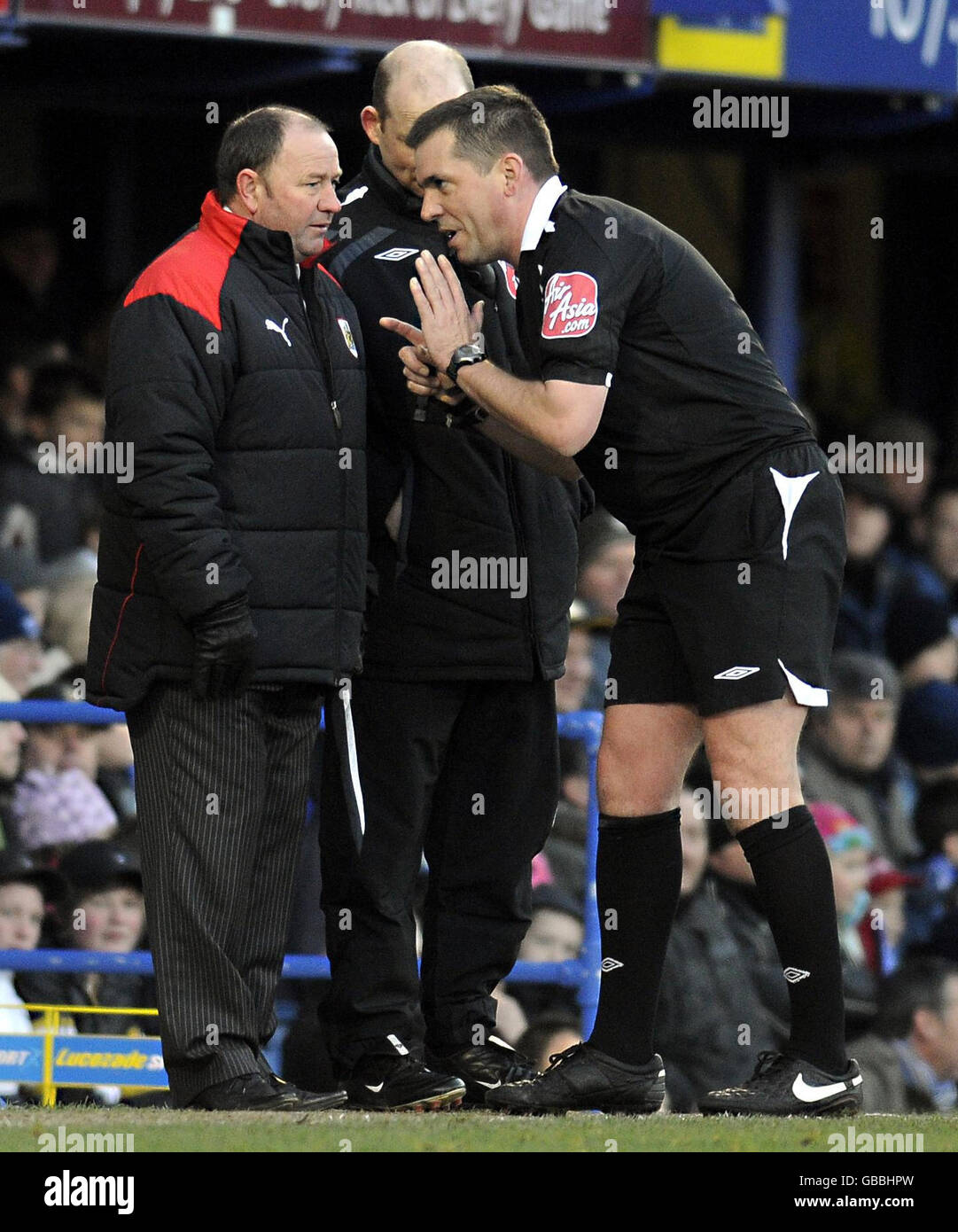 Football - FA Cup - troisième tour - Portsmouth / Bristol City - Fratton Park.Gary Johnson, directeur de la ville de Bristol, est parlé par l'arbitre Phil Dowd (à droite) lors du match du troisième tour de la coupe FA au parc Fratton, Portsmouth. Banque D'Images