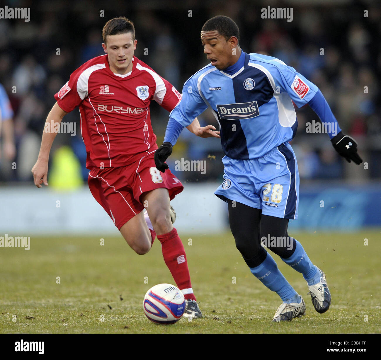 Angelo Balanta de Wycombe en action avec Richie Baker de Bury lors du match de la ligue Coca-Cola 2 à Adams Park, High Wycombe. Banque D'Images