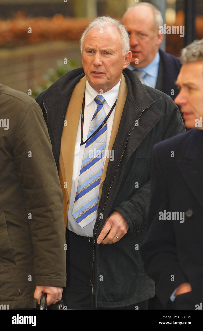 Pilote au tribunal de l'emploi.Le pilote Ed Murray arrive à un tribunal de l'emploi à Southampton. Banque D'Images