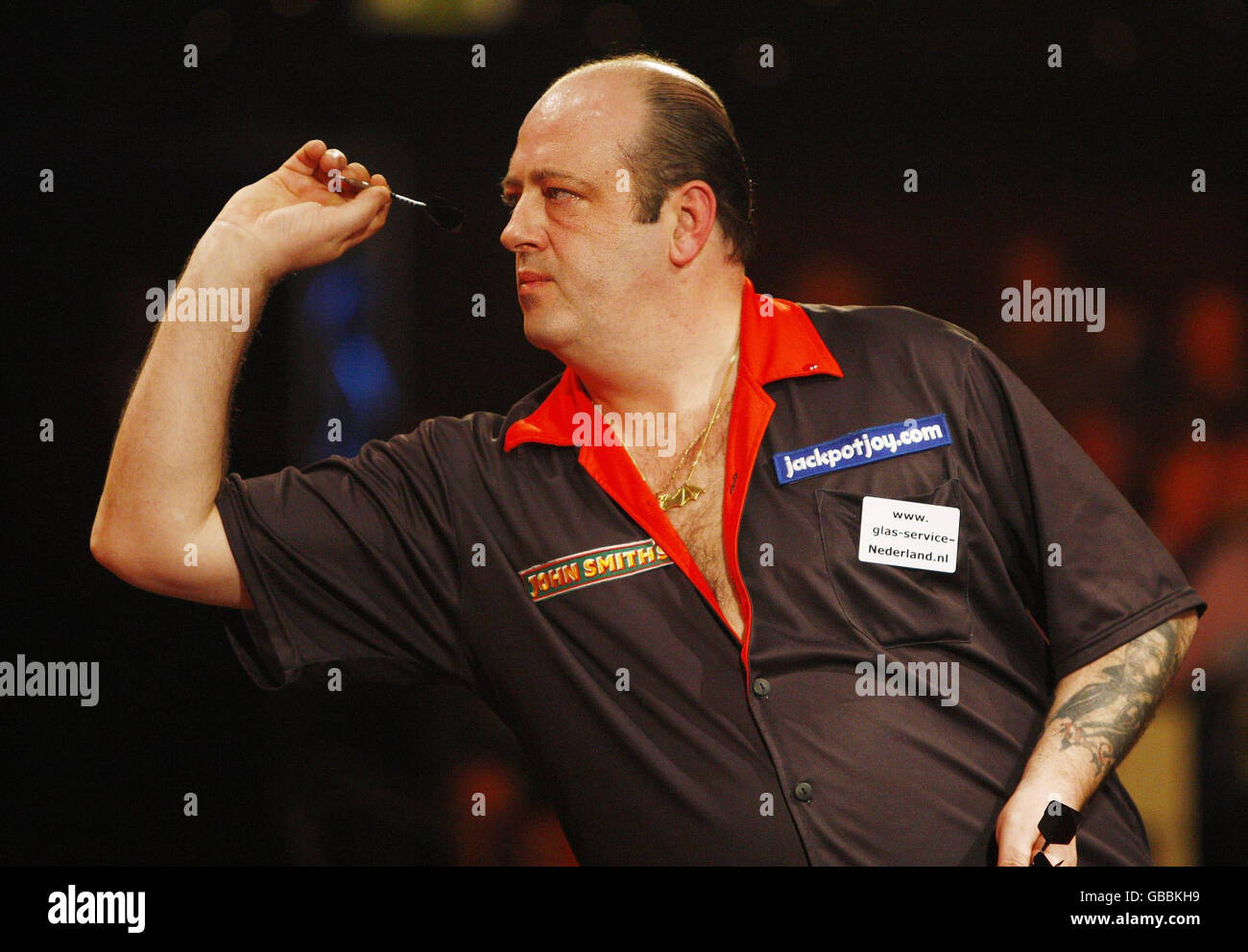 Ted Hankey en Angleterre en action contre Ross Montgomery en Écosse pendant le Championnat du monde des fléchettes à Frimley Green, Surrey. Banque D'Images