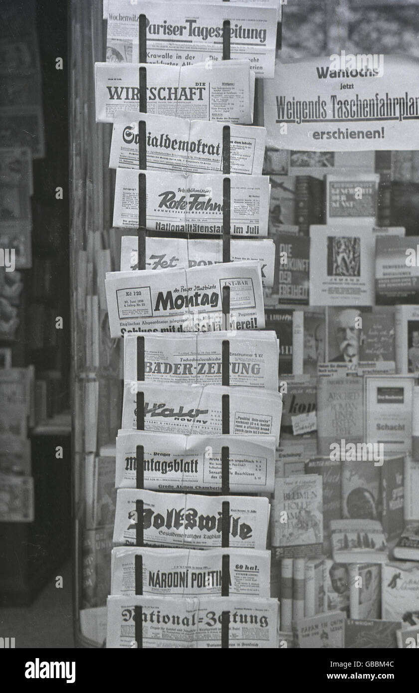 Années 1930, historique, un kiosque à journaux de langue allemande différents 12 sur, Karlsbad, Sudètes, pré-WW11, la Tchécoslovaquie. Banque D'Images