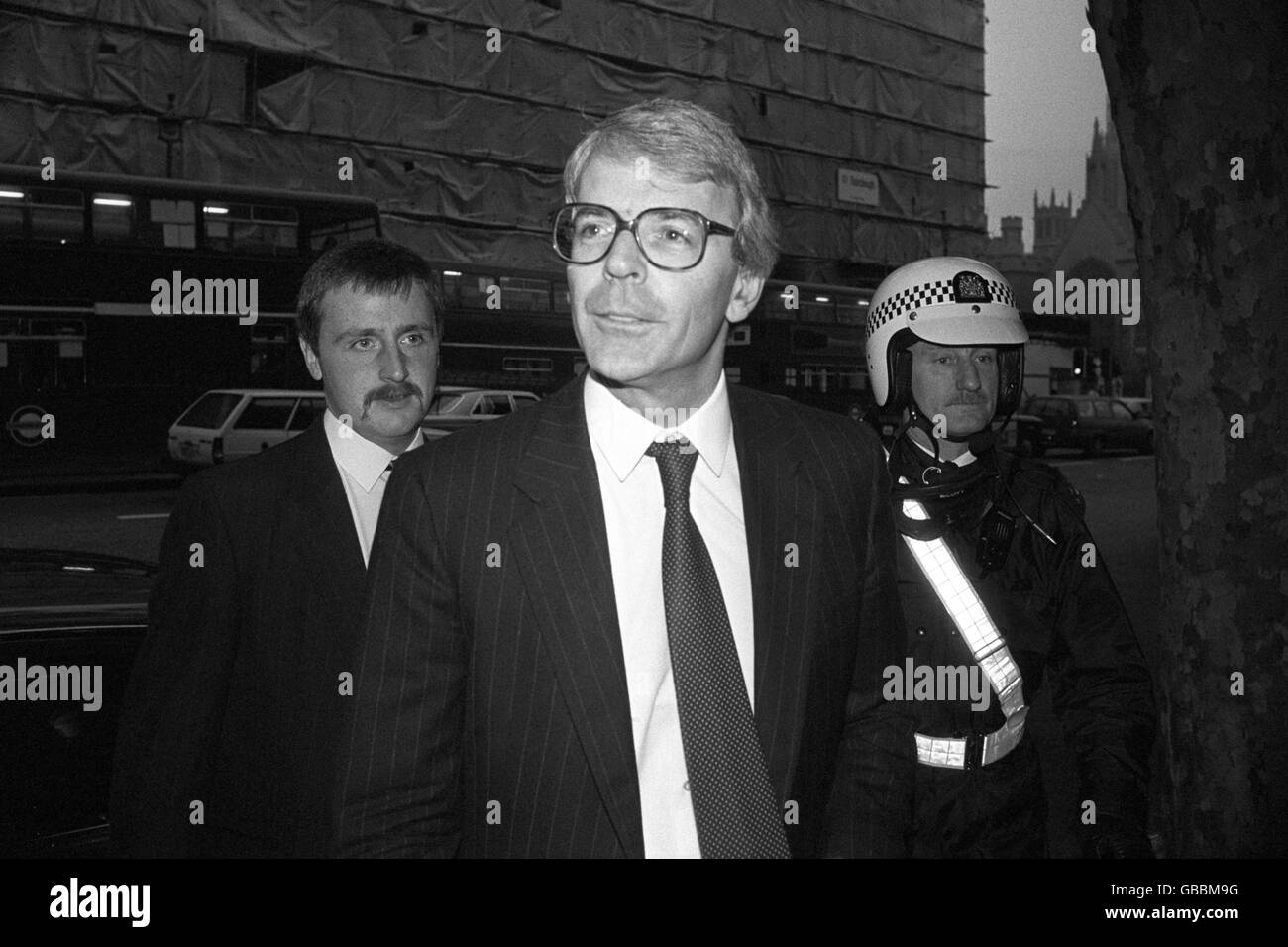 John Major, le nouveau chancelier de l’Échiquier, arrive au Trésor à Londres. Banque D'Images