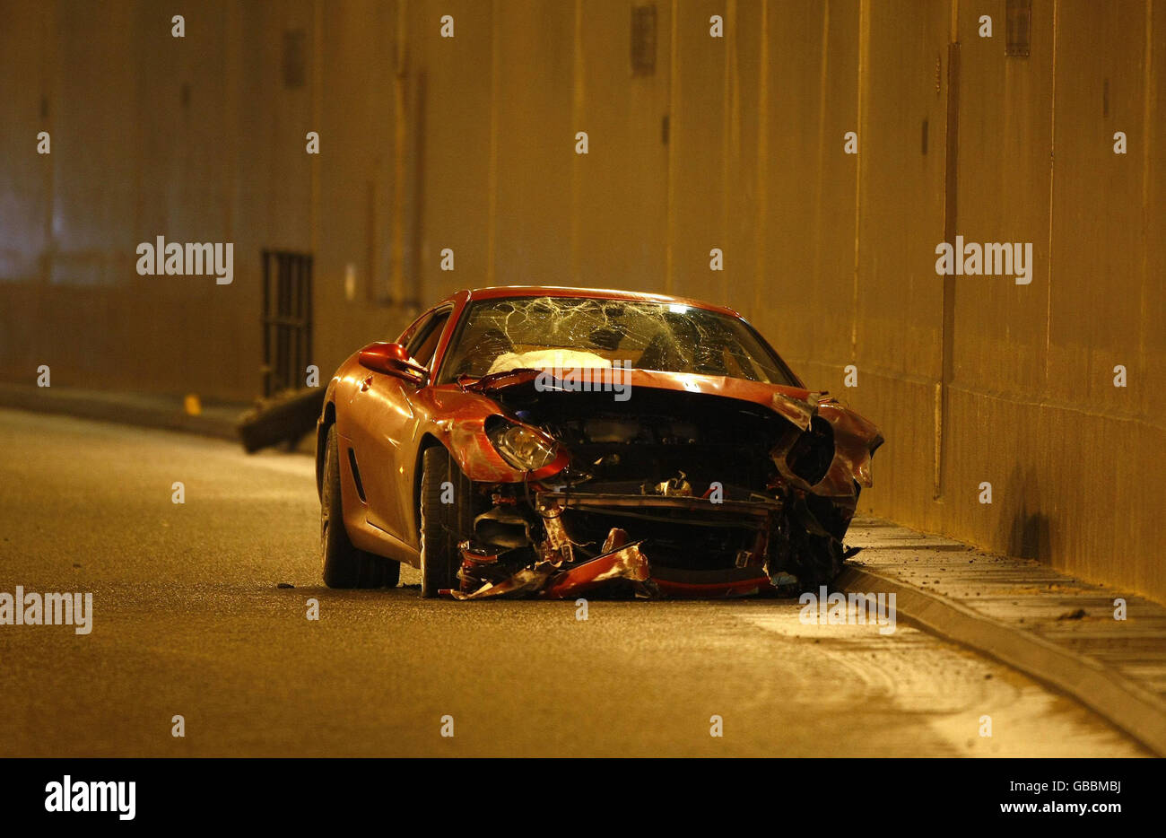 Cristiano Ronaldo car Crash.La Ferrari de Cristiano Ronaldo est soulevée sur un camion après avoir été écrasée sur l'A538 près de Wilmslow, Cheshire. Banque D'Images