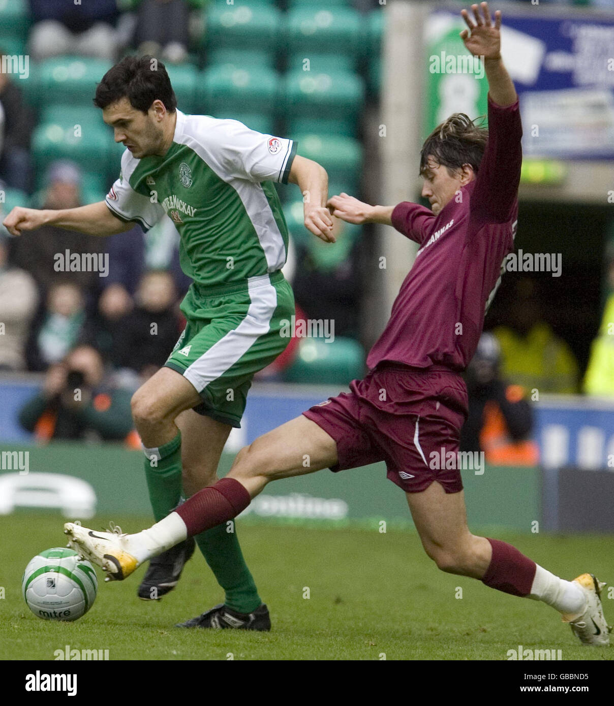 Ian Murray d'Hibernian est attaqué par Deividas Cesnauskis de Hearts lors du match de la coupe écossaise Homecoming à Easter Road, Édimbourg. Banque D'Images