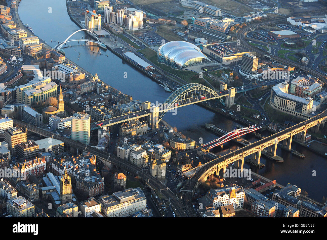 Vue aérienne du centre-ville de Newcastle avec le pont Tyne, le pont du Millénaire de Gateshead (également connu sous le nom de « pont des yeux clignotants »), le centre des arts baltes et le centre musical de Sage Gateshead. Banque D'Images