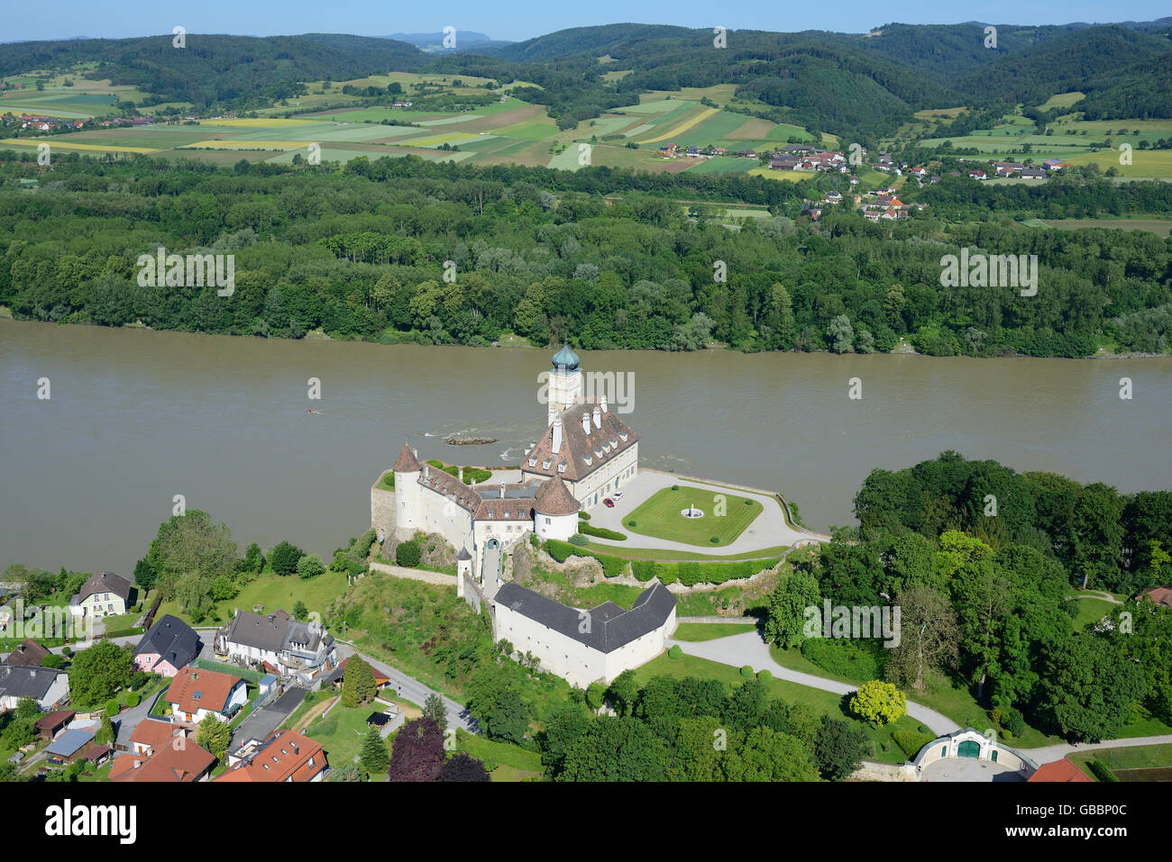 VUE AÉRIENNE.Château médiéval de Schönbühel situé sur un petit éperon rocheux sur la rive droite du Danube.Basse-Autriche, Autriche. Banque D'Images