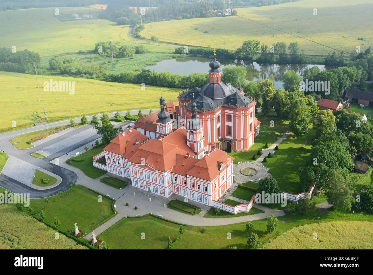 VUE AÉRIENNE.Édifice religieux de Mariánská Týnice.Královice, district de Plzeň-Nord, Bohême, République tchèque. Banque D'Images