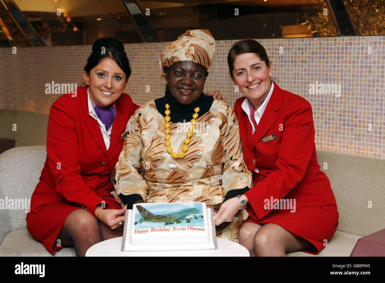 La Belle Mere De Barack Obama Kezia Obama Recoit Un Gateau D Anniversaire Du Personnel De Virgin Atlantic Candice Et Sam Alors Qu Elle Quitte L Aeroport D Heathrow Pour Se Rendre A Washington Dc Ou Elle