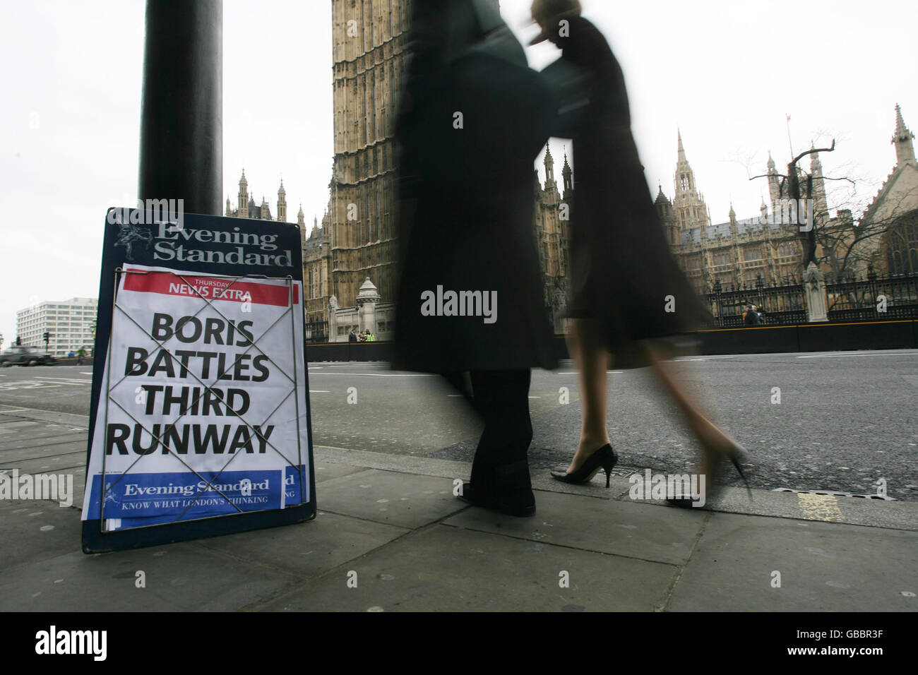 Un panneau publicitaire du journal London Evening Standard devant la station de métro Westminster à Londres. Banque D'Images