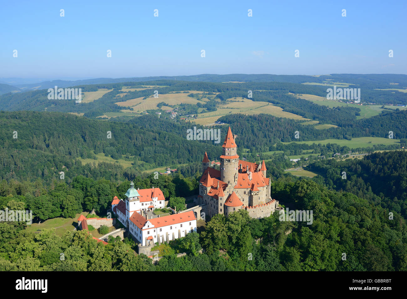 VUE AÉRIENNE.Château médiéval dans un paysage de collines verdoyantes.Château de Bouzov, quartier d'Olomouc, Moravie, République tchèque. Banque D'Images