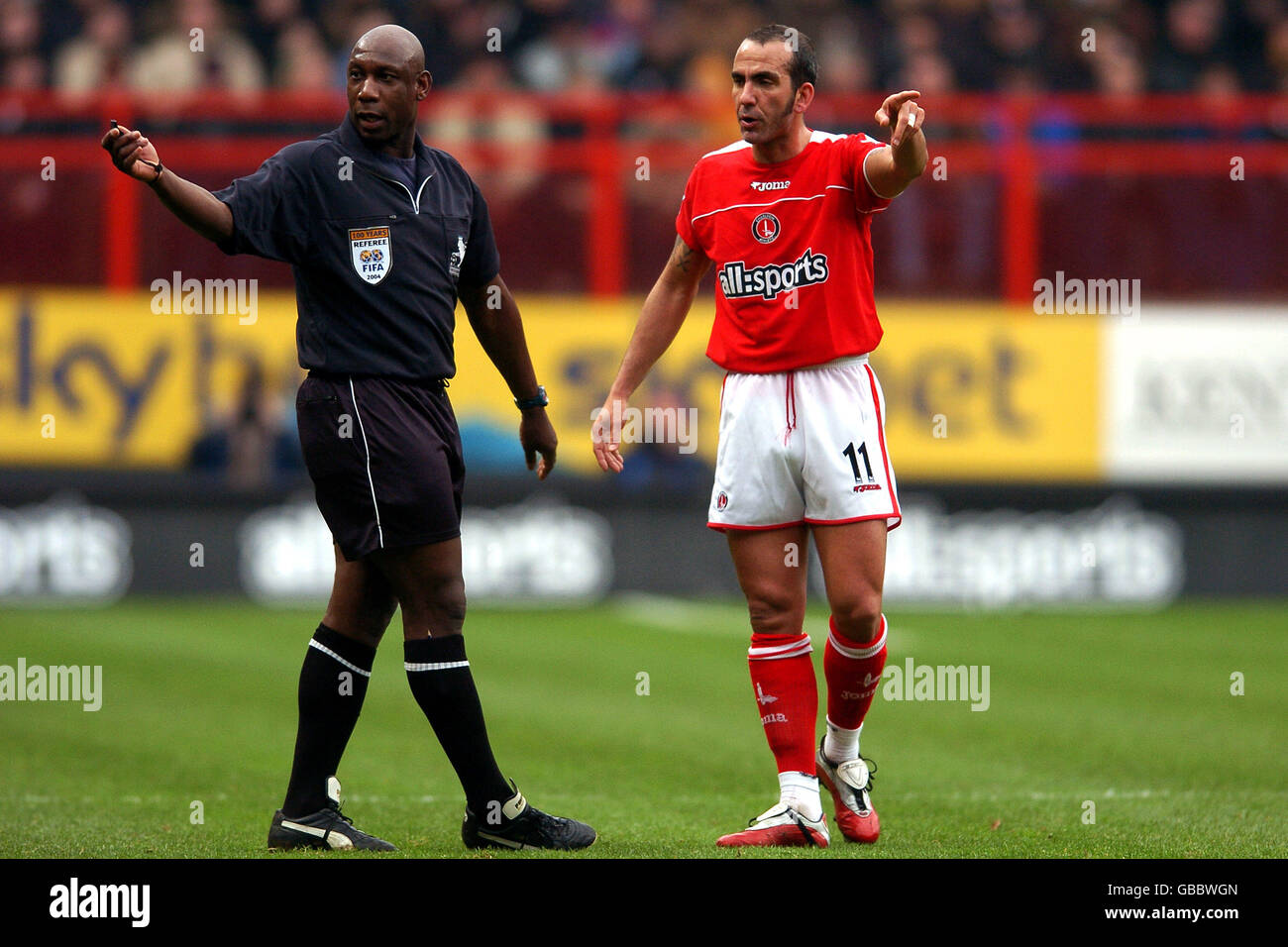 Soccer - FA Barclaycard Premiership - Charlton Athletic / Blackburn Rovers.Paolo Di Canio (r) de Charlton Athletic et l'arbitre Uriah Rennie Banque D'Images