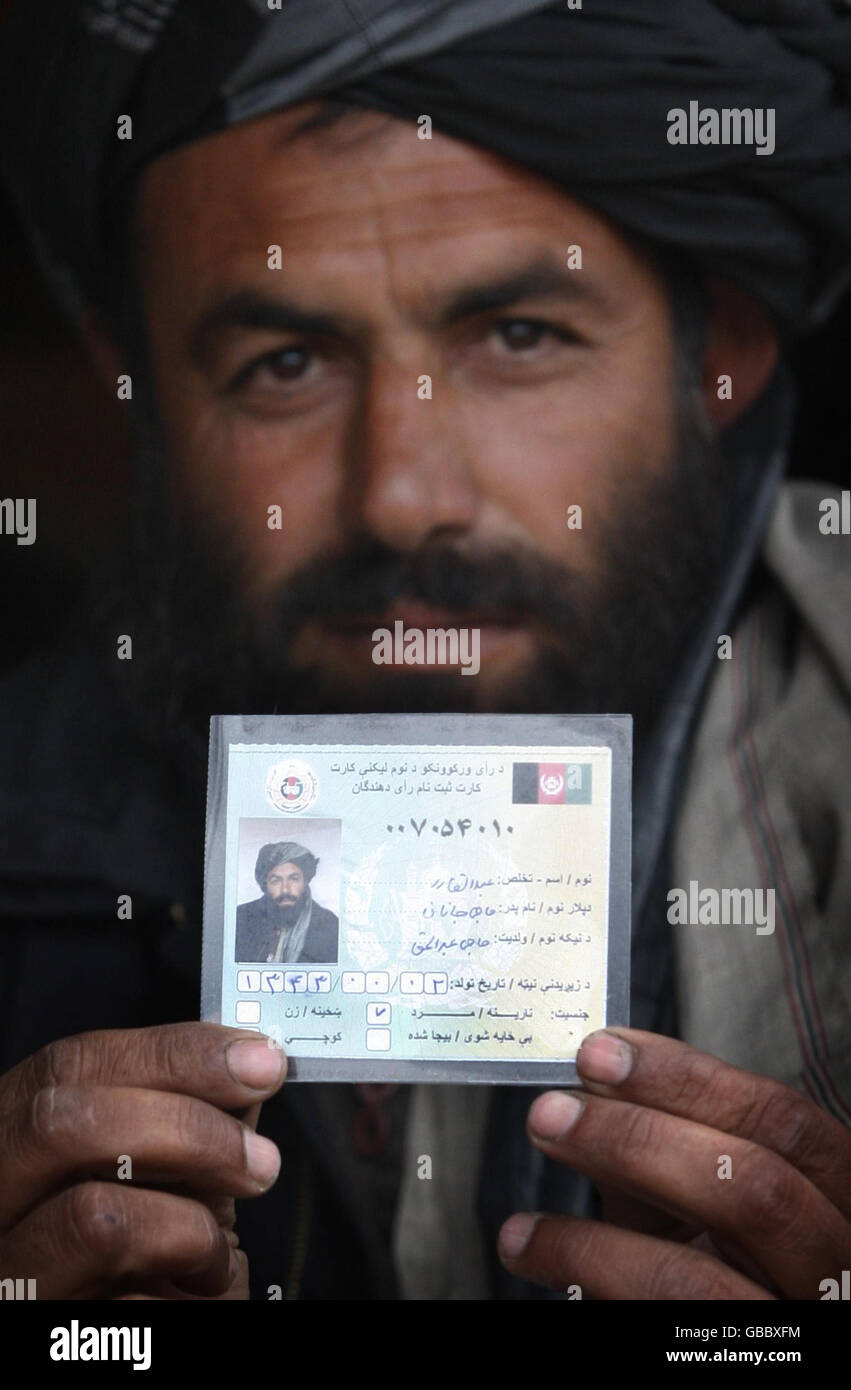 Abdul Qadir montre sa carte d'identité nouvellement acquise après s'être inscrit pour voter à Sangin, avant les élections présidentielles en Afghanistan. Banque D'Images