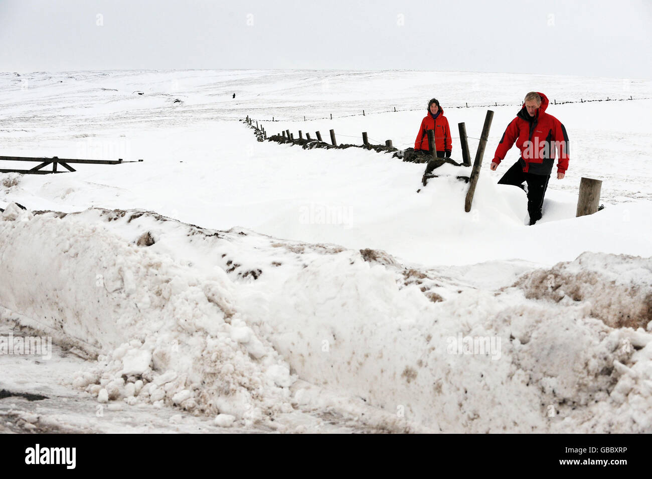 Les marcheurs brave la neige profonde près de Cowhill weardale, Co Durham alors que le temps hivernal continue de frapper des parties du Royaume-Uni. Banque D'Images