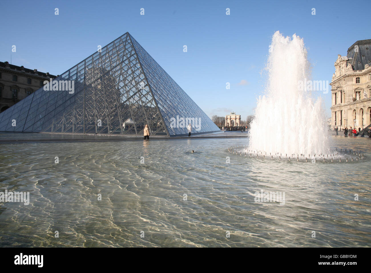 Travel stock, France, Paris. La pyramide au-dessus du Louvre à Paris. Banque D'Images