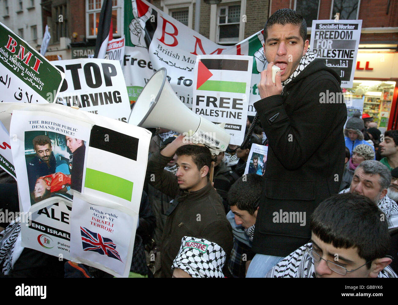 Des manifestants manifestent devant l'ambassade israélienne à Kensington, Londres, contre l'action militaire continue d'Israël dans la bande de Gaza. Banque D'Images