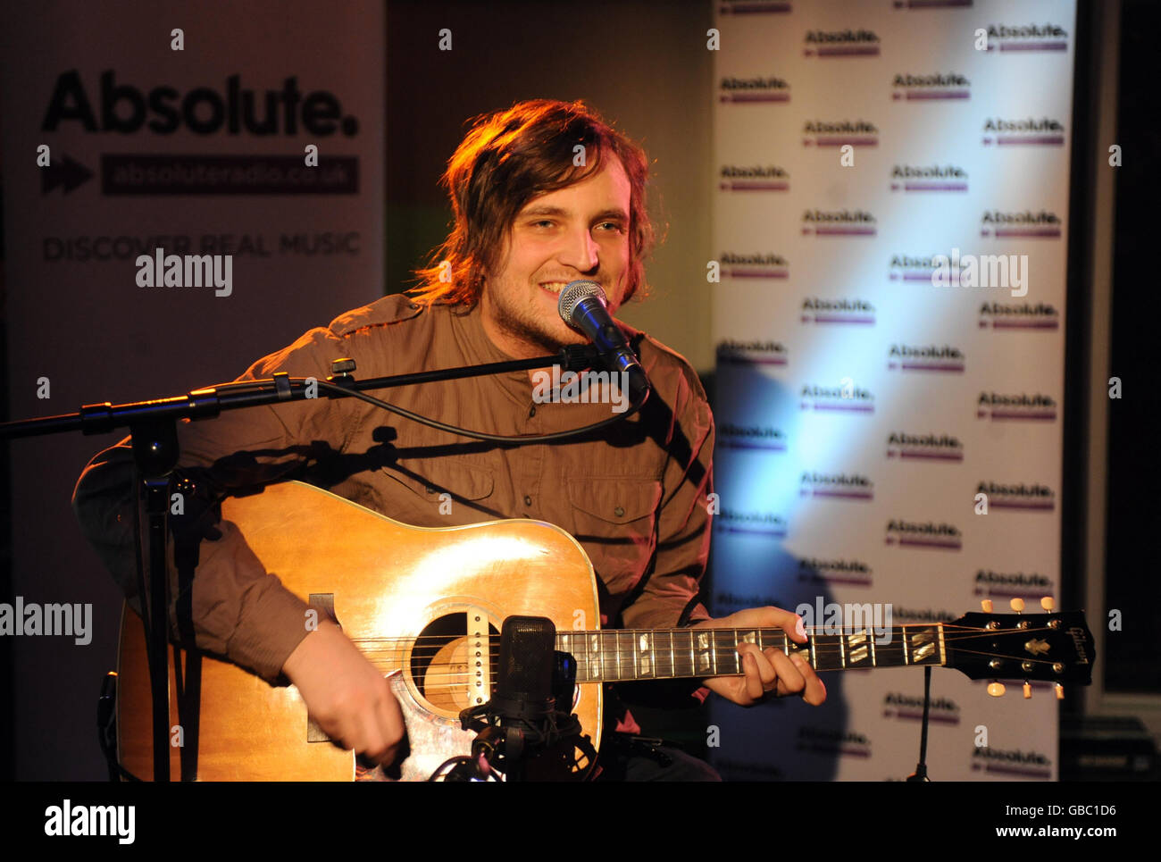 James Walsh de Starsailor réalise un concert intime pour Absolute radio dans leurs studios de Golden Square, dans le centre de Londres. Banque D'Images