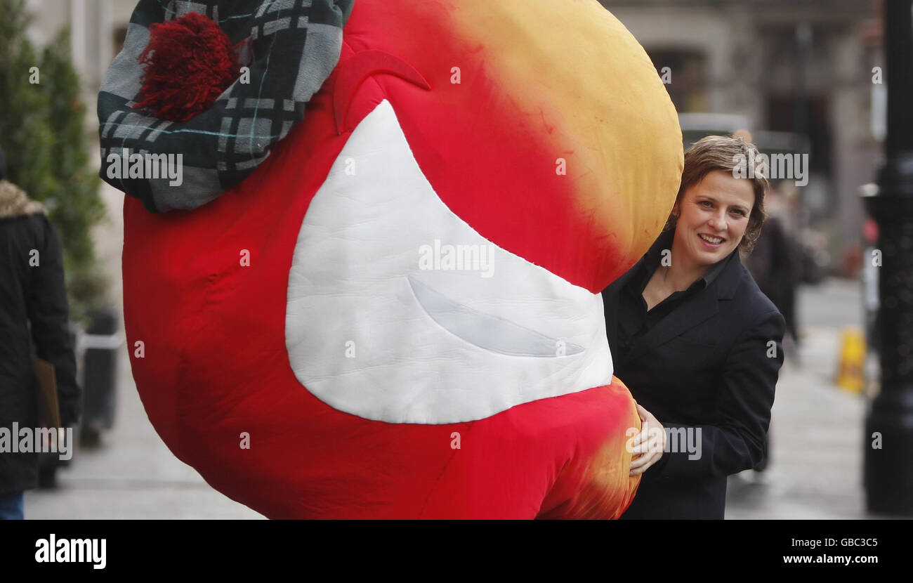Le comédien Rhona Cameron lance le Glasgow International Comedy Festival avec une grosse pomme de cidre Magners à Glasgow City Chambers. Banque D'Images